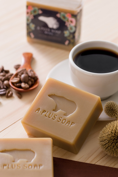 熊好賣皂咖啡養護洗髮皂是以阿拉比卡濃縮咖啡液及冷壓初榨橄欖油與玄米油等天然的素材製成,可以溫和去除頭皮多餘油脂,保持頭皮清爽以及強韌髮根